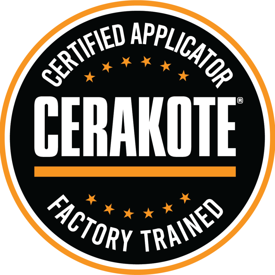 Beschichtung Ein Mann in Schutzkleidung sprüht Farbe auf ein Fahrzeug.