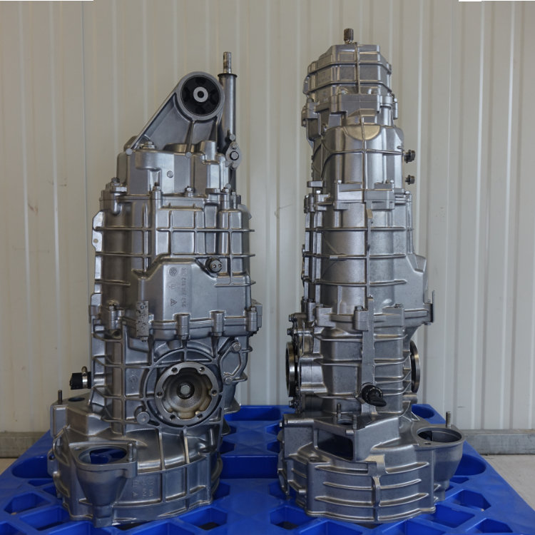 Gestrahlte Getriebe Zwei aufbereitete Getriebe von Porsche