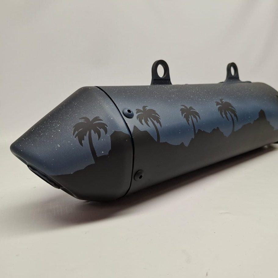 Beschichteter Bremssattel mit Cerakote von H2O Blast Schwarze Brembo-Bremse mit rotem Logo, kompakte Bauform und präzise Details.