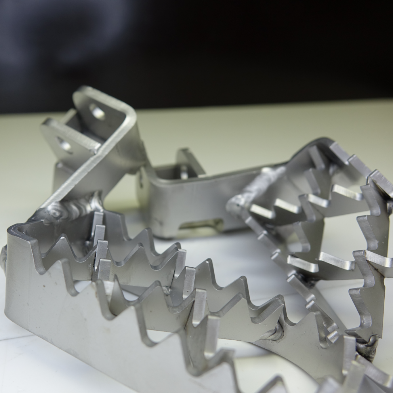 Nassgestrahlte Fußrasten Hier wurden Fußrasten Nassgestrahlt um die Anlauffarbe beim Schweißen zu entfernen.