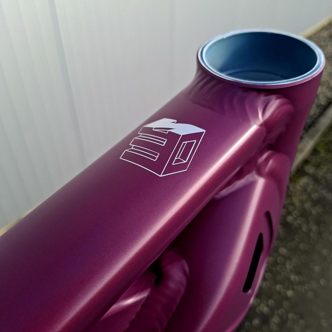 Beschichtetes Logo in Silber auf Black Cherry