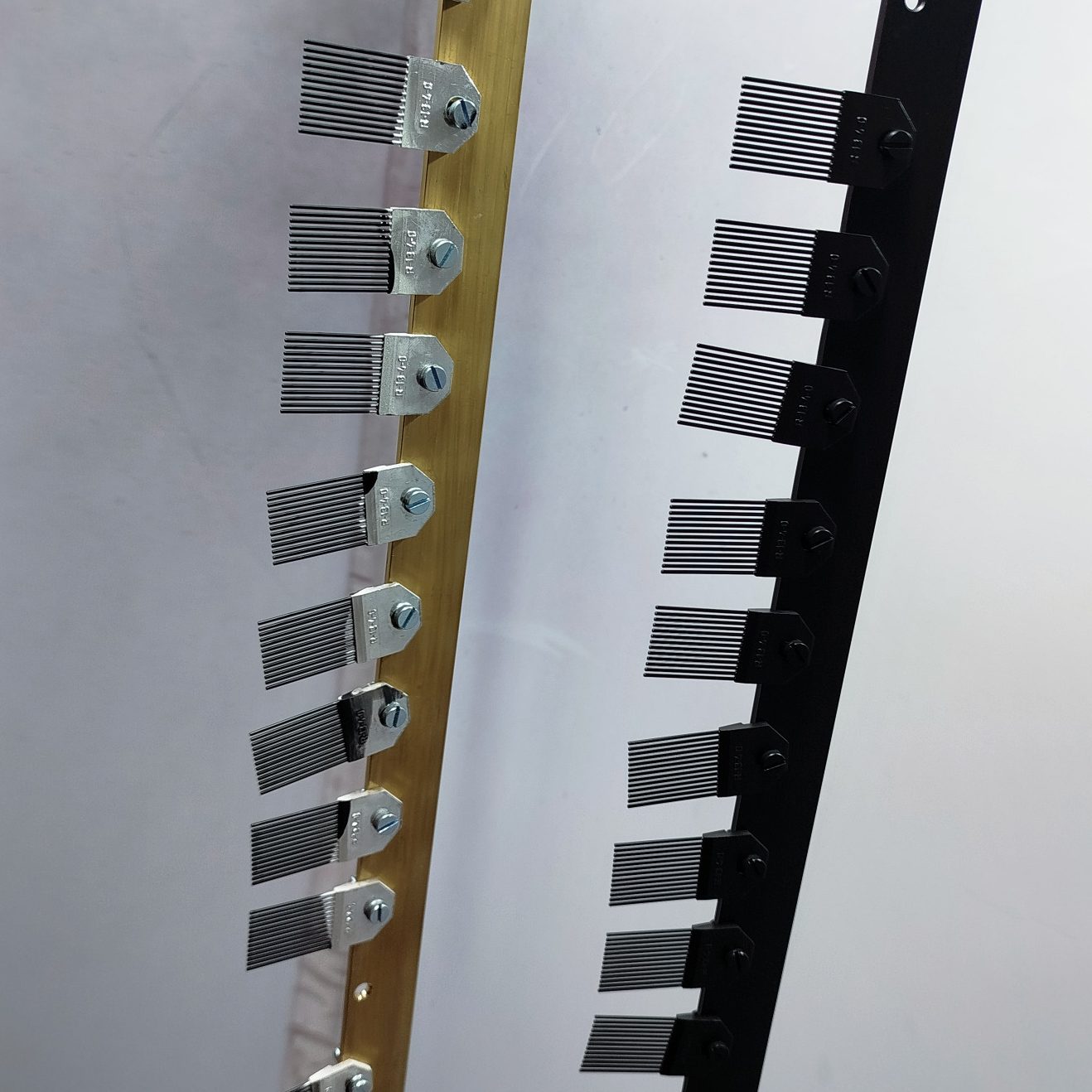 Beschichtete Kämme für die Kunststoffherstellung Metallkämme wurden beschichtet um sie vor Verschleiß zu schützen.