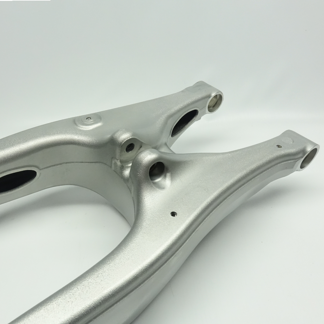 Transparente Schutzbeschichtung EIne KTM Schwinge nassgestrahlt und mit einer transparenten Schutzbeschichtung überzogen.