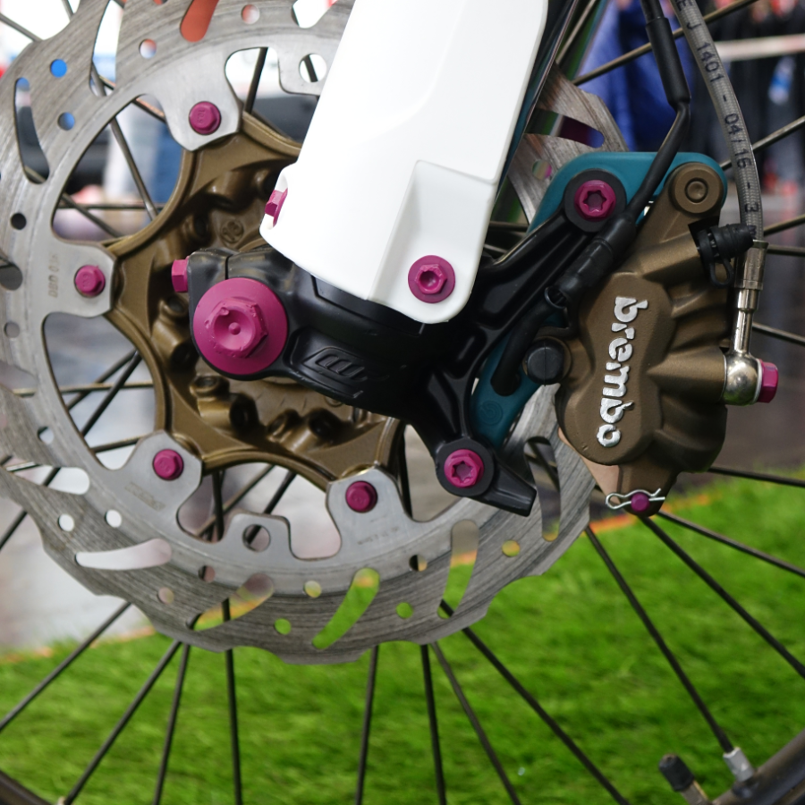 Cerakote beschichtete Motorradteile von H2O Blast Radnabe, Bremssattel und Schrauben beschichtet mit Cerakote Keramikbeschichtung