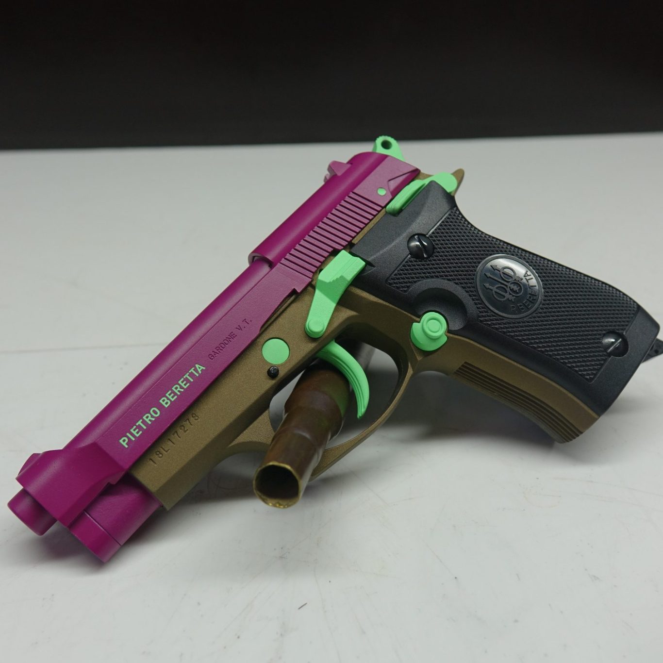 Beschichtete Pietro Beretta Pistole Nach Kundenwunsch beschichtete Pistole in Bronze, Grün und Sangria